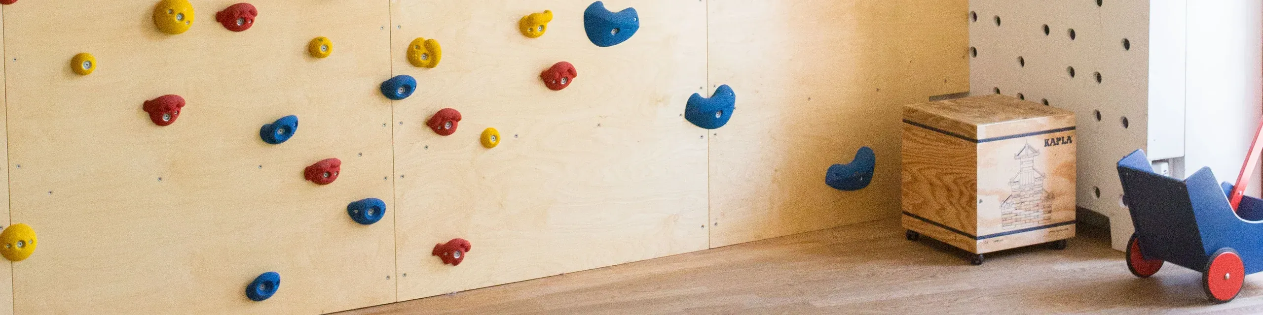 Kletterwand und Spielzeug