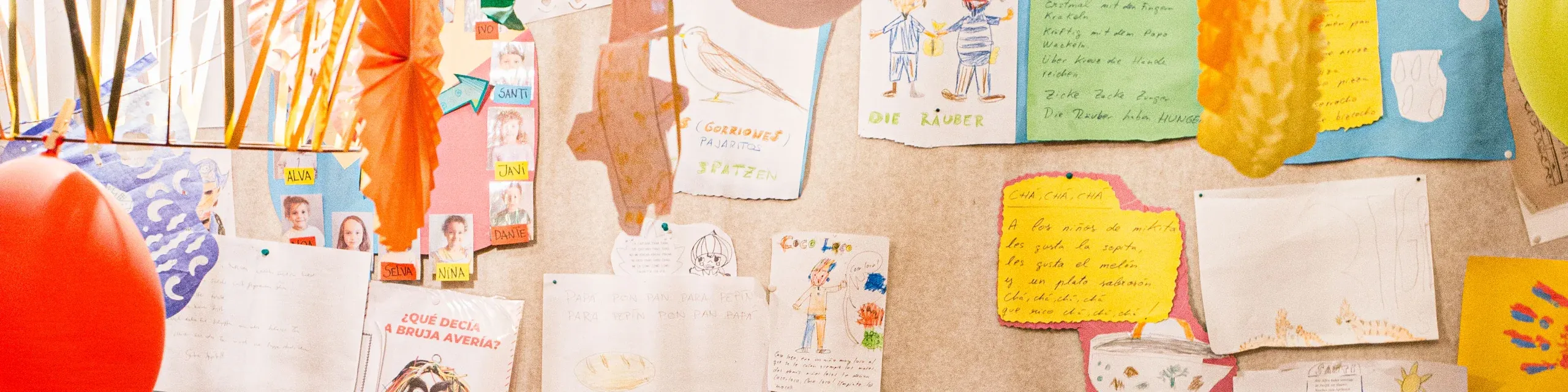 Kinderplakate an der Wand 