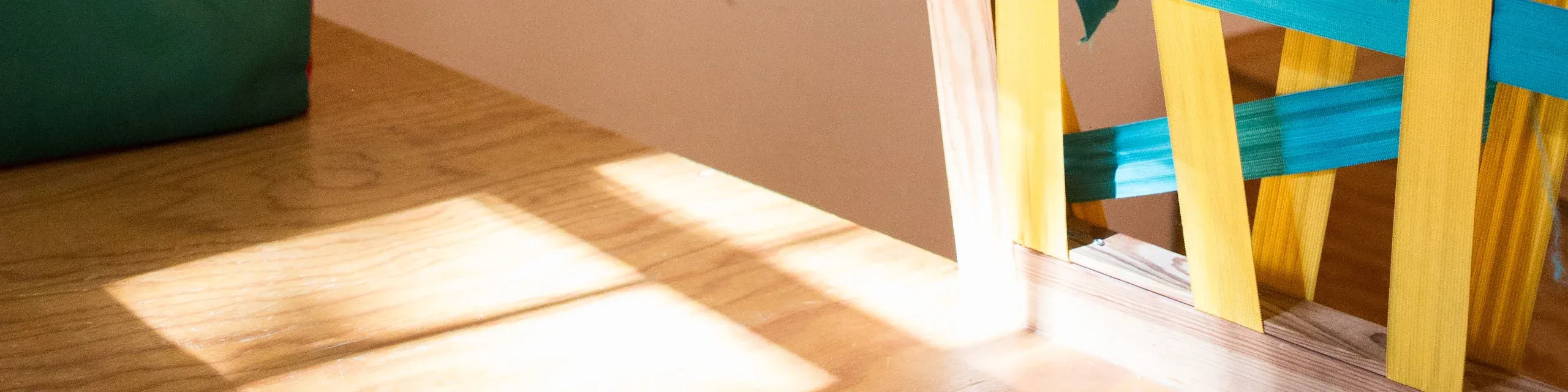 Sonnenlicht fällt durch das Fenster und reflektiert auf den Möbeln